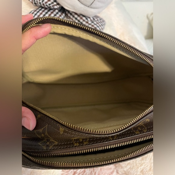 π₯π₯ Authentic LV crossbody bag π₯π₯ - Picture 7 of 12